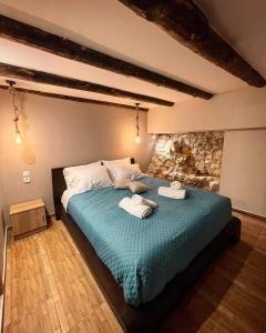 een slaapkamer met een groot bed en 2 handdoeken bij Agora Boutique Apartments Ioannina in Ioannina