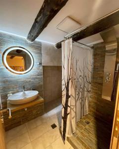 ein Bad mit einem Waschbecken und einem Spiegel in der Unterkunft Agora Boutique Apartments Ioannina in Ioannina