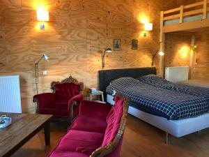 um quarto com uma cama, uma cadeira e uma mesa em Assen-Groningen-Saunacabine em Vries