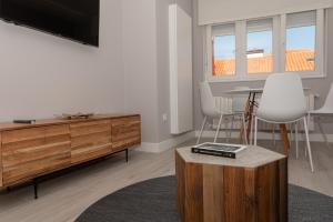 A television and/or entertainment centre at APARTAMENTOS CUME DO PINDO