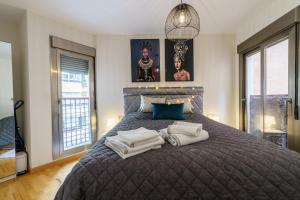 Posteľ alebo postele v izbe v ubytovaní MalagaSuite cozy center apartment & parking