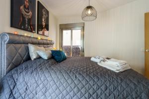 Posteľ alebo postele v izbe v ubytovaní MalagaSuite cozy center apartment & parking