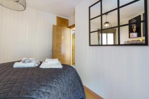 Posteľ alebo postele v izbe v ubytovaní MalagaSuite cozy center apartment & parking