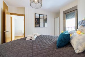 Posteľ alebo postele v izbe v ubytovaní MalagaSuite cozy center apartment & parking