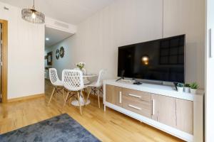 Televízia a/alebo spoločenská miestnosť v ubytovaní MalagaSuite cozy center apartment & parking