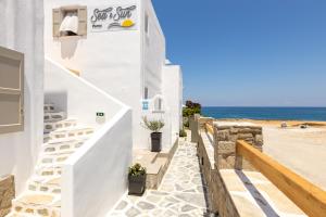 Blick auf den Strand von einem Haus in der Unterkunft Sea & Sun Paros in Naoussa