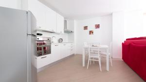 A kitchen or kitchenette at Italianway - Villa Tola
