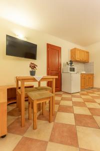 Kuchyňa alebo kuchynka v ubytovaní Varázskő Apartman Gyula
