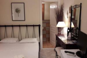 Postel nebo postele na pokoji v ubytování Luxurious Independent Room and Garden + 10 fotografií