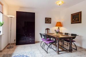 a dining room with a wooden table and chairs at Top-bewertete Komfort-Ferienwohnung mit Sonnenterrasse in der Lüneburger Heide - ausschließlich für Urlauber in Hanstedt