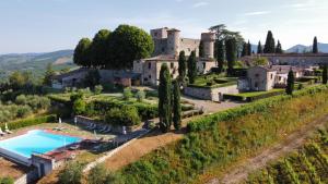 Utsikt mot bassenget på Castello Di Meleto eller i nærheten