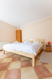 Posteľ alebo postele v izbe v ubytovaní Varázskő Apartman Gyula