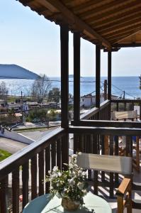 balcón con mesa y vistas al océano en Aris Junior Studios Neo Klima Skopelos, en Neo Klima