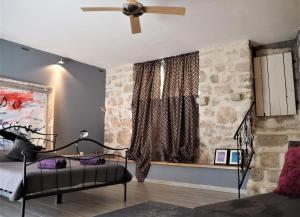 Postel nebo postele na pokoji v ubytování cascading villa nebbo dubrovnik