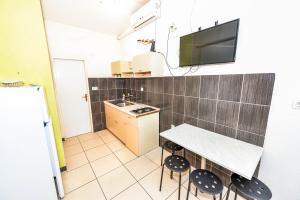 Kuchyň nebo kuchyňský kout v ubytování Apartments Emma + 9 fotografií