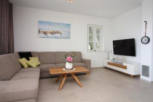 ein Wohnzimmer mit einem Sofa und einem Tisch in der Unterkunft Villa Beachfront Sea Palace in Kaštela