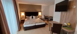 a hotel room with a bed and a table at Appartements am Schillergarten in Dresden