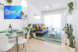 A seating area at Green Cactus cosy Loft, Wifi & Gym