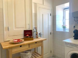 y baño con encimera con fregadero y lavadora. en Apartments Center Castelo de São Jorge, en Lisboa 129 fotos más