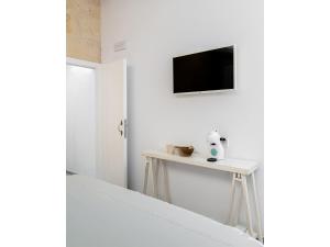 A television and/or entertainment centre at S'Enclova Petit Hotel