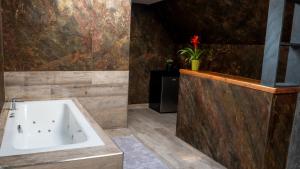 Ένα μπάνιο στο Buddha Hotel