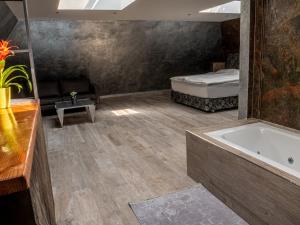 Ένα μπάνιο στο Buddha Hotel