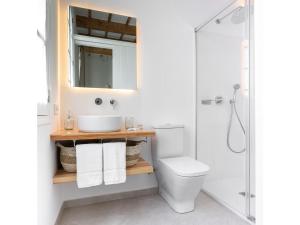A bathroom at S'Enclova Petit Hotel