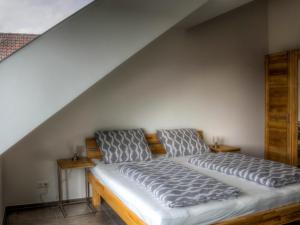 Alpenblick 3 في Lindau-Bodolz: غرفة نوم بسرير كبير في العلية