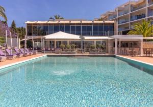 a large swimming pool in front of a hotel at Vila Castelo Parque in Ferragudo