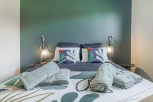 Un pat sau paturi într-o cameră la Maison Gemme a Landes