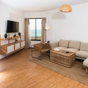 TV a/nebo společenská místnost v ubytování BM Beach Hotel