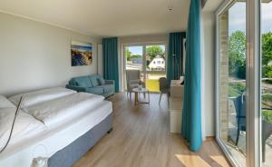 ein Schlafzimmer mit einem großen Bett und ein Wohnzimmer in der Unterkunft BeachSide in Eckernförde + 73 Fotos