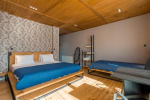 Llit o llits en una habitació de Vache Hotel