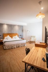 Postel nebo postele na pokoji v ubytování BM Beach Hotel