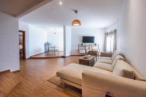 TV a/nebo společenská místnost v ubytování BM Beach Hotel
