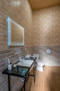 A bathroom at Vache Hotel