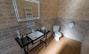 A bathroom at Vache Hotel