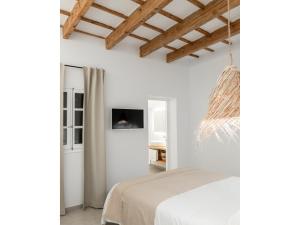 S'Enclova Petit Hotel tesisinde bir odada yatak veya yataklar