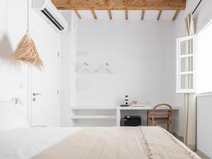 A bed or beds in a room at S'Enclova Petit Hotel