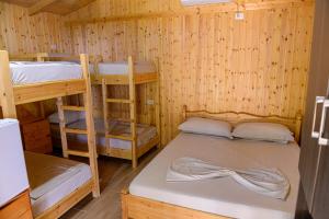 سرير بطابقين أو أسرّة بطابقين في غرفة في ECUADOR Resort