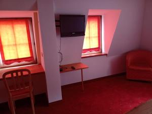Televízia a/alebo spoločenská miestnosť v ubytovaní Weisskugel gasthof