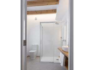 A bathroom at S'Enclova Petit Hotel