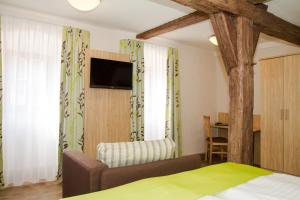 Un pat sau paturi într-o cameră la Hotel-Gasthof Blaue Traube e.K.