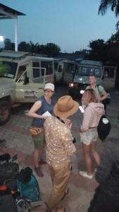 um grupo de pessoas em pé em torno de um parque de estacionamento em The Charity Hotel International em Arusha