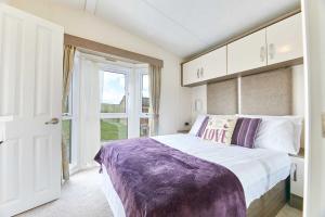 a bedroom with a large bed and a window at Host & Stay - Yolo Lodge in Felton