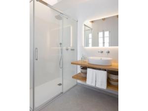 A bathroom at S'Enclova Petit Hotel