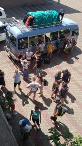 阿魯沙的住宿－國際慈善酒店，一群站在公共汽车前的人