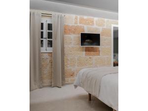 A bed or beds in a room at S'Enclova Petit Hotel