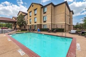 Bazén v ubytování Comfort Inn & Suites Mansfield nebo v jeho okolí