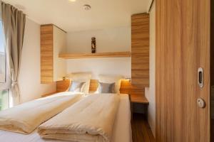 Un pat sau paturi într-o cameră la Safariland Stukenbrock Erlebnisresort